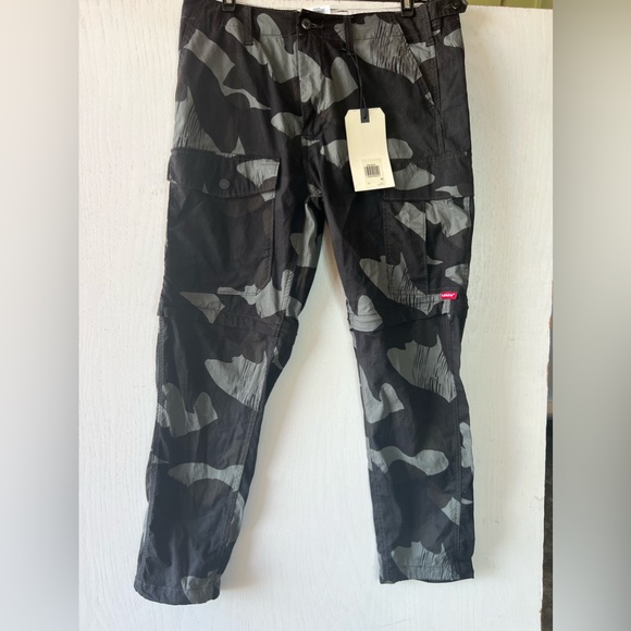 Levi’s Premium Urban Camouflage Cargo Convertible Pants 32 Camouflage NWT - Picture 1 of 6